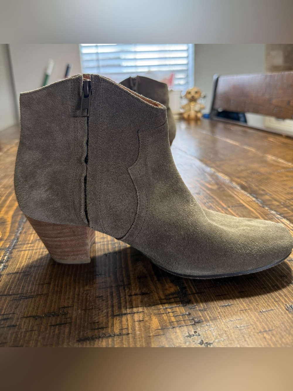 ISABEL MARANT
Étoile The Dicker suede ankle boots